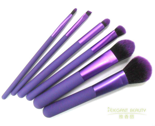 化妝刷有哪些不常見的使用方法？