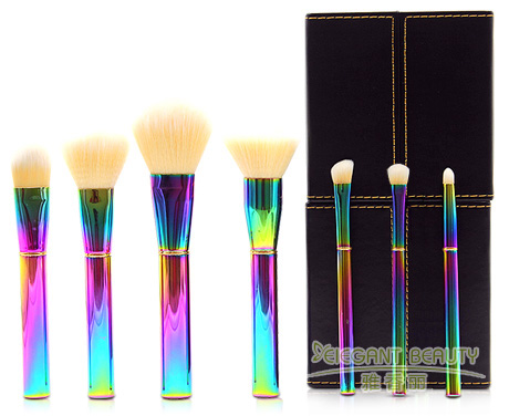 如何通過改變化妝刷的運用方法增添妝容層次感？