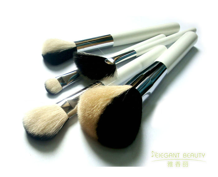 化妝刷柄的材質對使用體驗有何影響？你們提供哪些選擇？