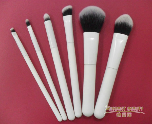 化妝刷套裝是否適合所有膚質和妝容類型？