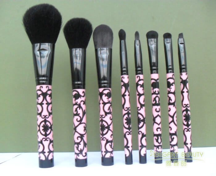 化妝刷套裝中的纖維毛與動(dòng)物毛刷頭，如何根據(jù)膚質(zhì)選擇？