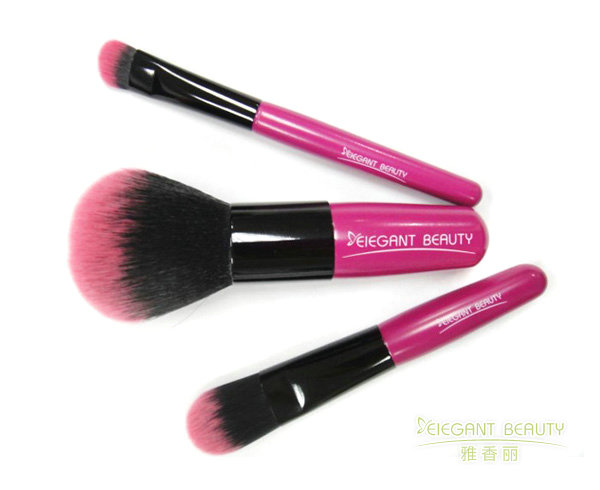 化妝刷套裝中散粉刷的錐形設(shè)計(jì)對(duì)妝效有何技術(shù)優(yōu)勢(shì)？