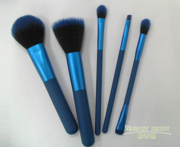化妝刷工廠的刷毛知識：動物毛與合成纖維的區別